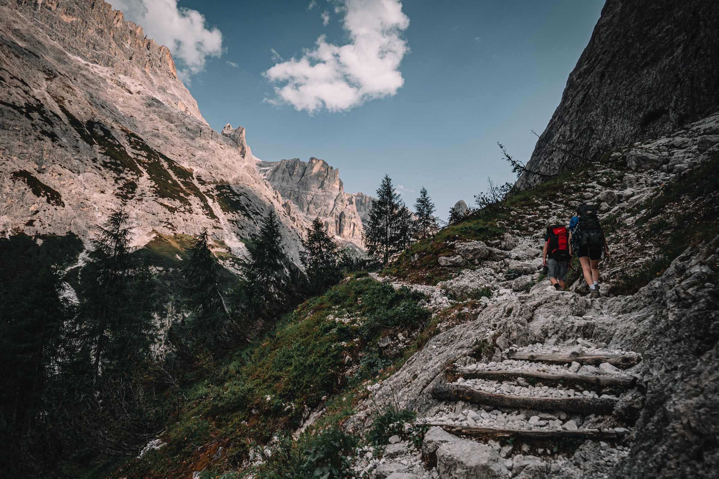 Wanderer auf einem steinernen Weg zwischen Felswänden
