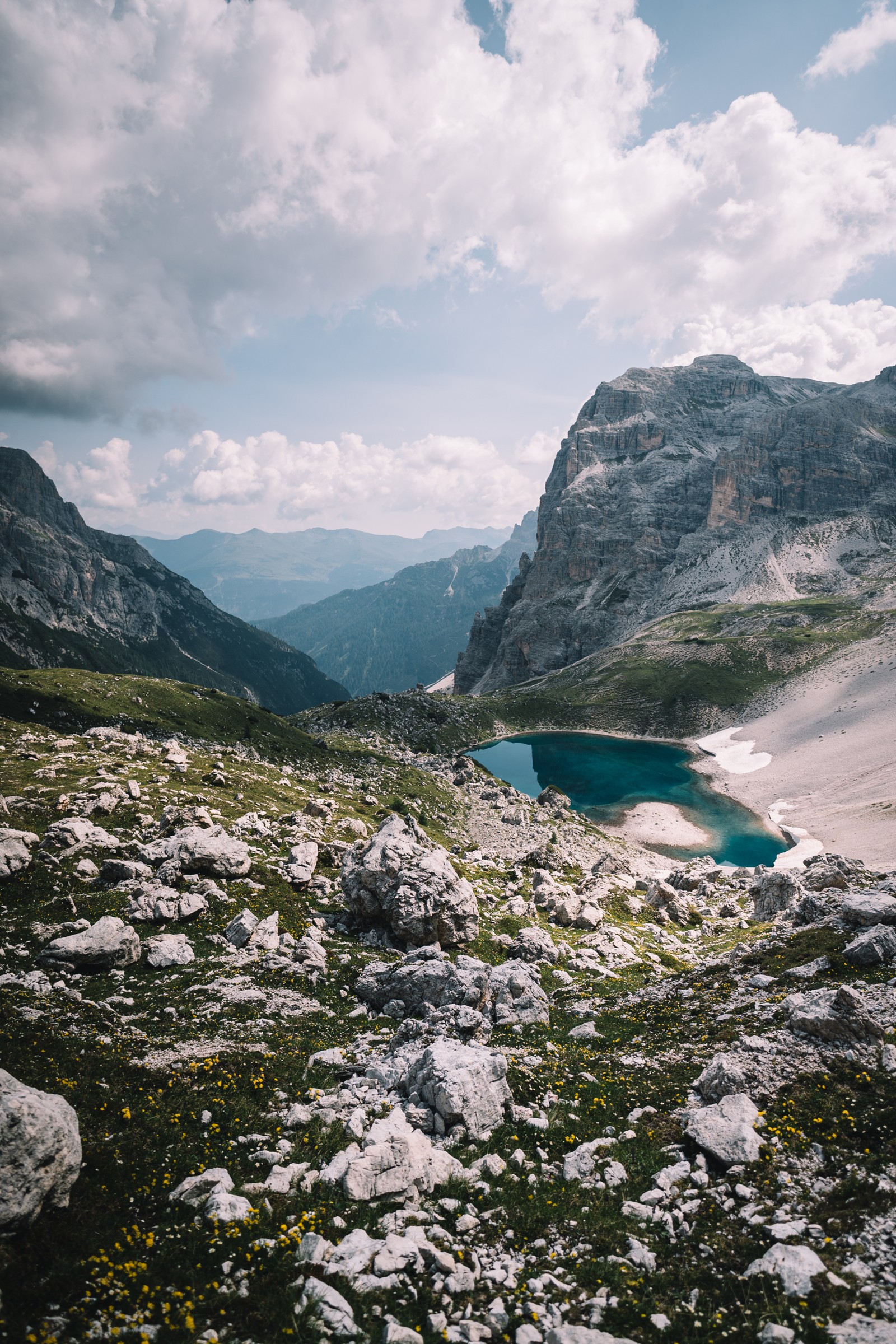 Türkisfarbener Bergsee zwischen hellen Felswänden