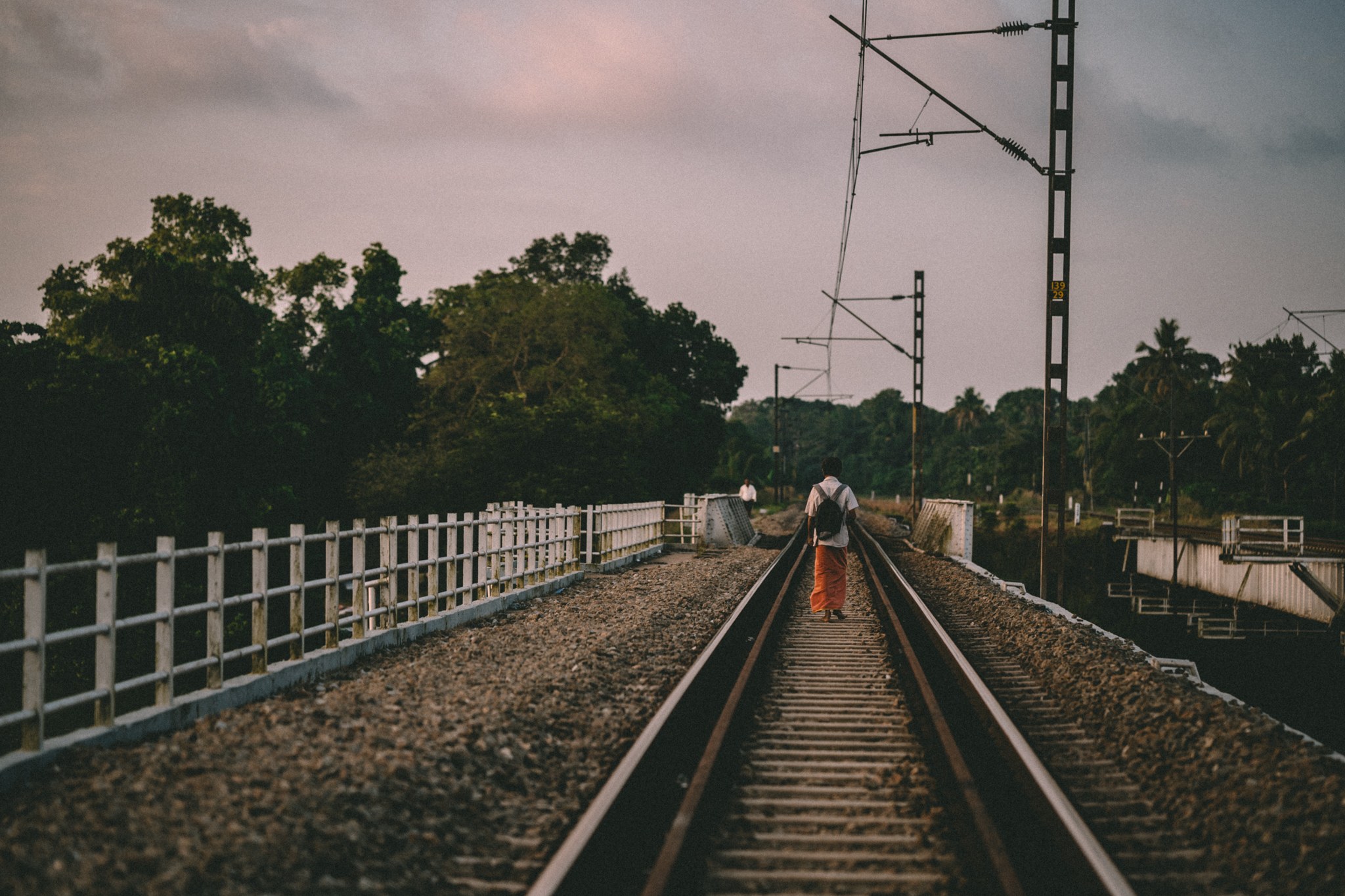 Menschen auf einer Eisenbahnbrücke