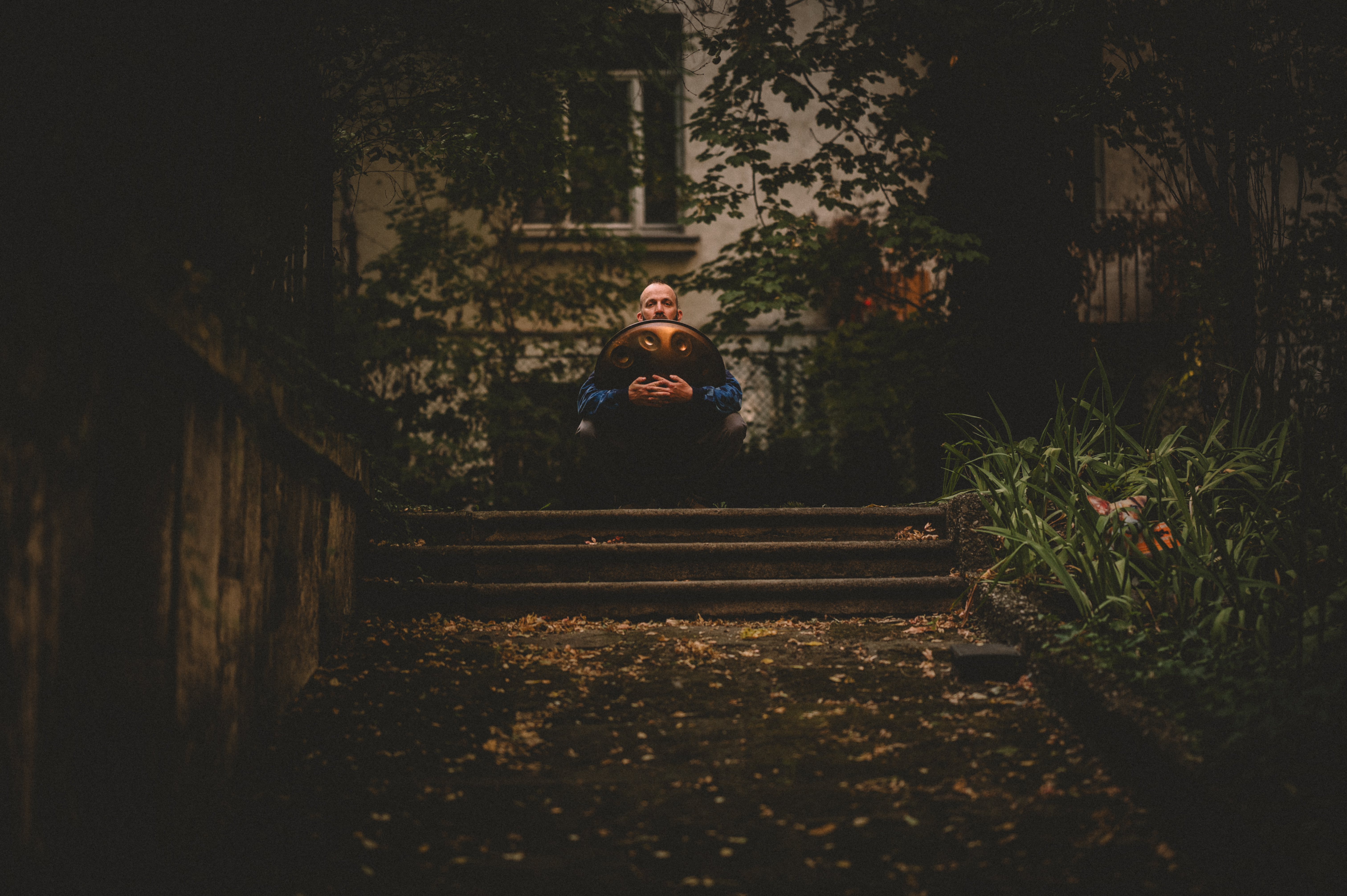 Eine Person auf einer schattigen Treppe im Grünen